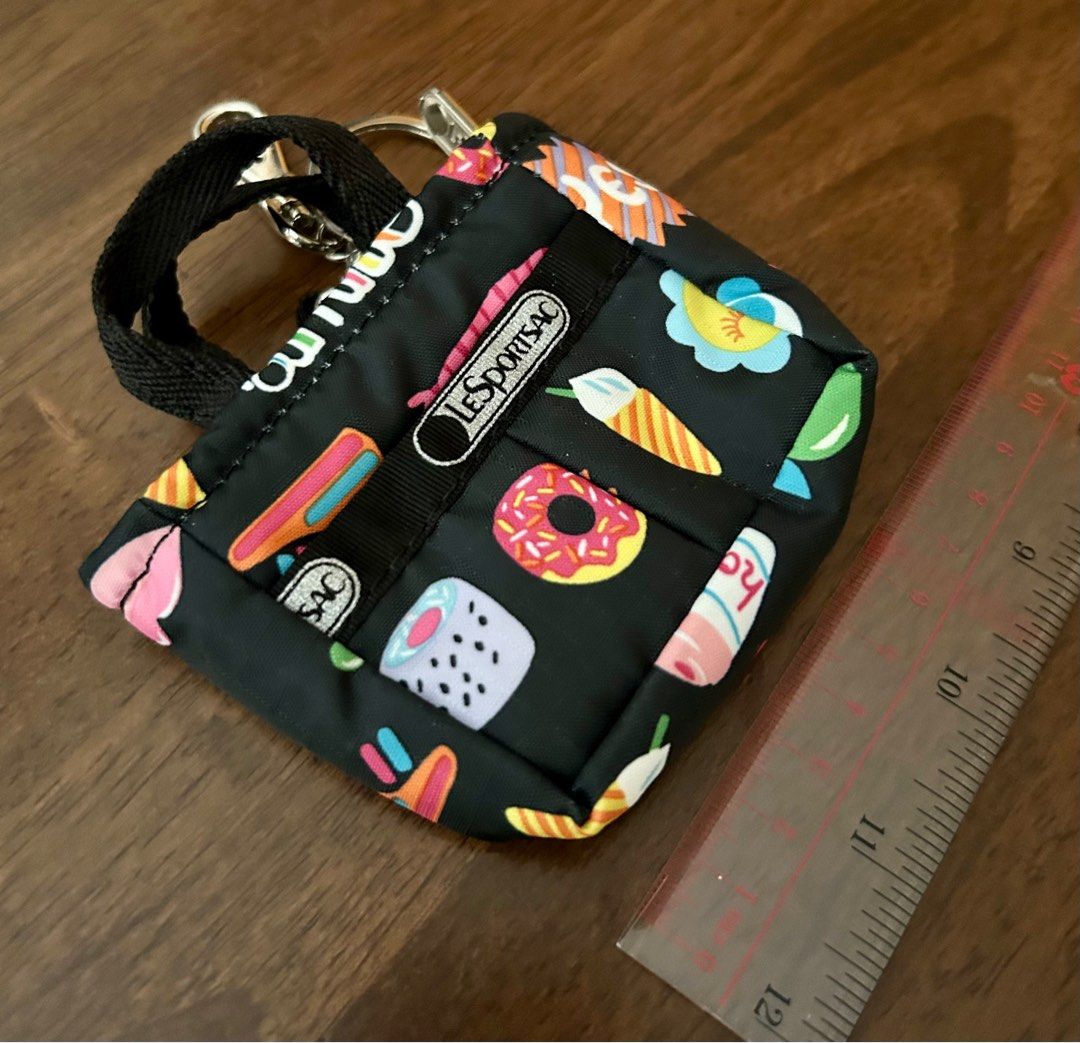 Lesportsac~ （分類：銀包、卡片套）位於 Hong Kong。 由 Ernie2023 提交（商品編號 1229912057，圖片 1）。簡介： 可放 銀仔 、八達通咭 或者 鎖匙。