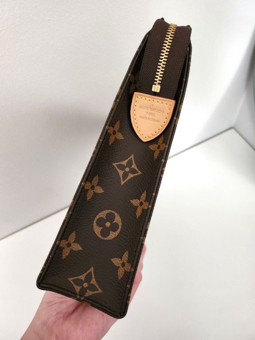 ✨️ Authentic LV Toiletry 26 Mono (Category: Luxury Bags & Wallets) located in Pasig City. Submitted by mieluxemnl (Listing ID 1229880913, Image 3). Description: Condition: Excellent used condition (8.8 out of 10) Price: 36,000.00 negotiable Inclusions: Provided dustbag and bag organizer 💯 Guaranteed Authentic (Money back guaranteed if proven fake).