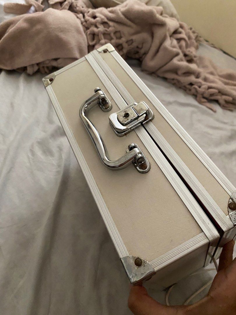Makeup / Vanity Suitcase with Lights (Category: Makeup) located in Quezon City. Submitted by yanyanison (Listing ID 1229912032, Image 2). Description: .