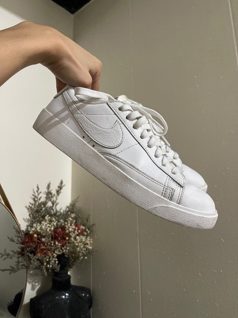 nike low cut white shoes