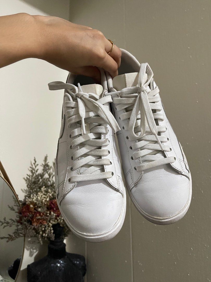 nike low cut white shoes