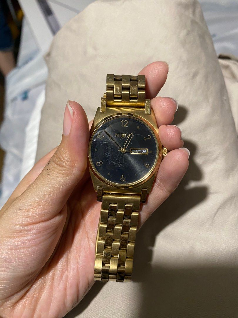 Nixon watch (Category: Watches) located in Singapore. Submitted by urlocal.daddy (Listing ID 1229984078, Image 2). Description: Scratches on the surface .