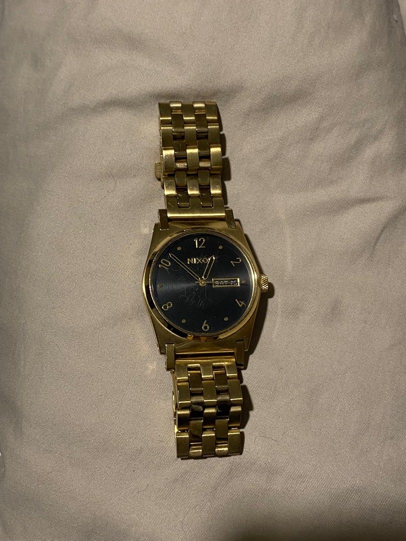 Nixon watch (Category: Watches) located in Singapore. Submitted by urlocal.daddy (Listing ID 1229984078, Image 1). Description: Scratches on the surface .
