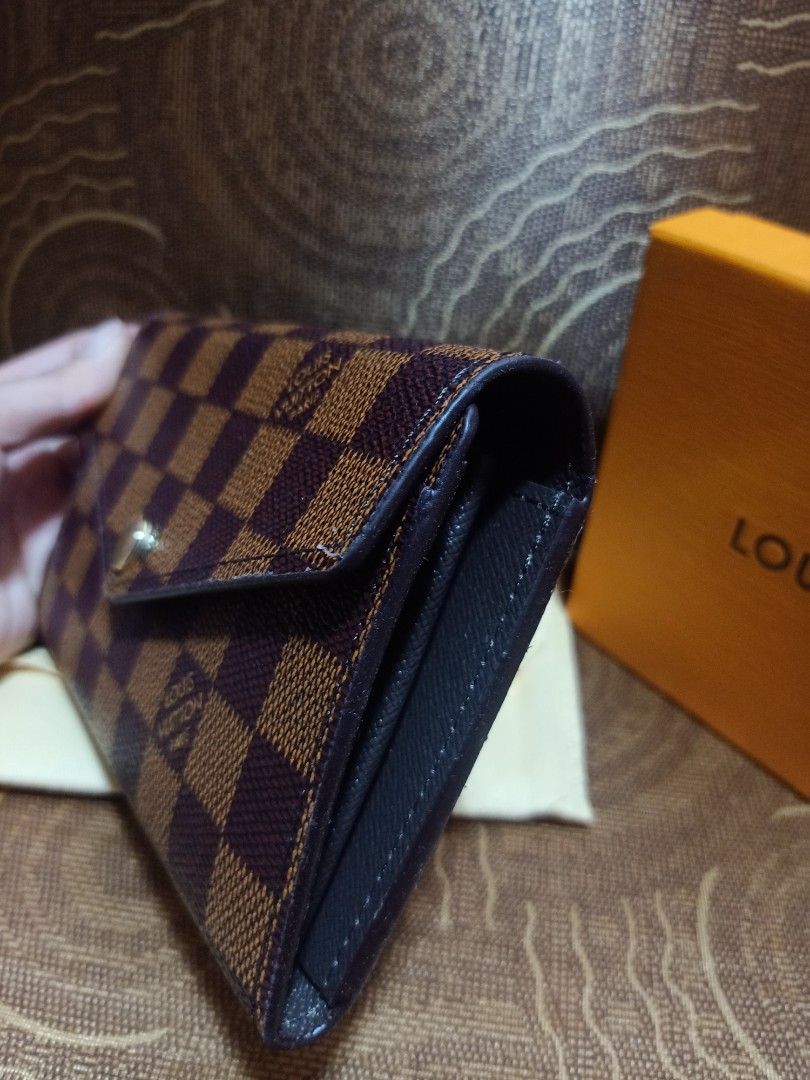 Preloved Lv Damier (Category: Luxury Bags & Wallets) located in Cebu City. Submitted by day.98 (Listing ID 1229894018, Image 3). Description: from U.S.A genuine leather meduim size no flaws with dust bag & box.