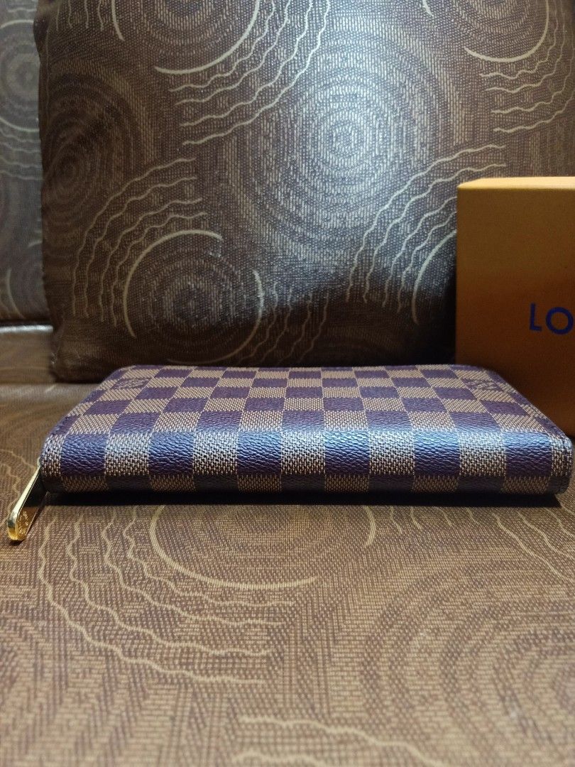 Preloved Lv Damier long (Category: Luxury Bags & Wallets) located in Cebu City. Submitted by day.98 (Listing ID 1229894401, Image 2). Description: from U.S.A genuine leather no flaws with dust bag & box.
