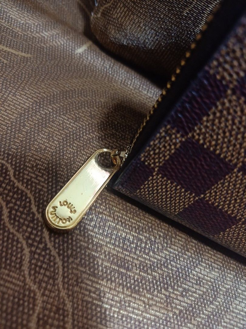 Preloved Lv Damier long (Category: Luxury Bags & Wallets) located in Cebu City. Submitted by day.98 (Listing ID 1229894401, Image 3). Description: from U.S.A genuine leather no flaws with dust bag & box.