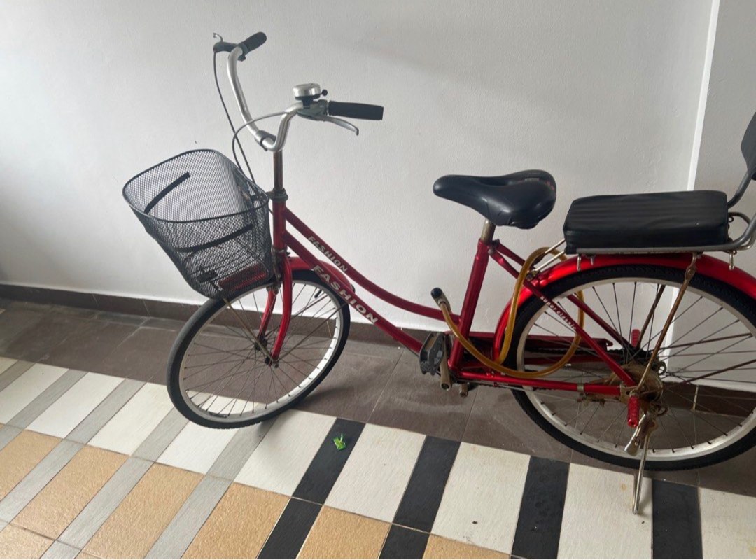 Road bike with basket and seat, Sports Equipment, Bicycles & Parts