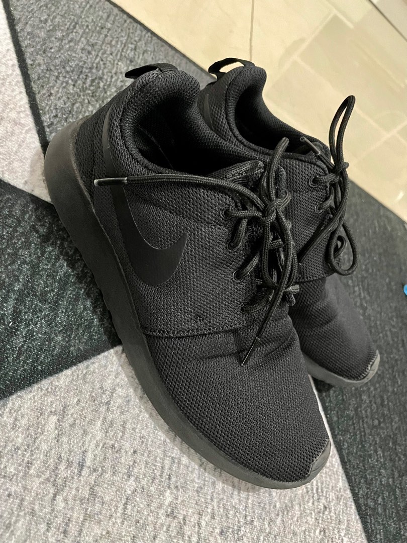 Roshe run cheap triple black