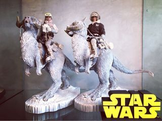 Sideshow Hot Toys 1:6 Scale TaunTaun x 2 with Luke Skywalker and Han Solo Hoth. Only 1 TaunTaun has without Box. Iron Studios.