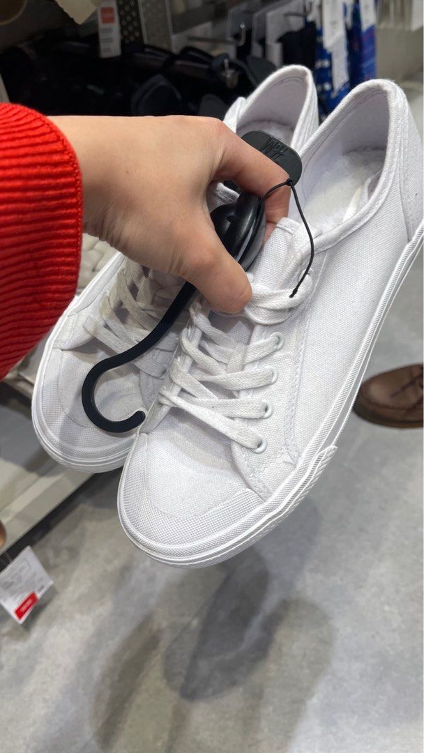 Sneakers putih tali h m