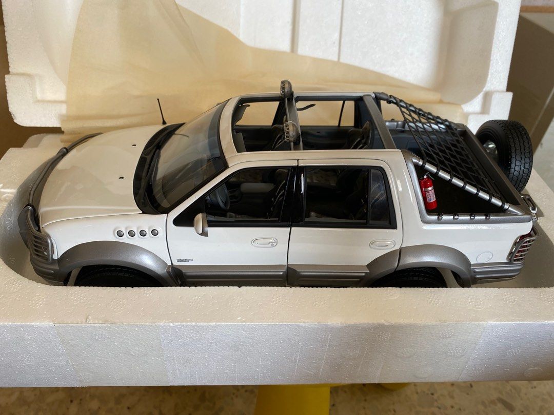1/18 AUTOart 2000 Ford Expedition Himalaya (White) Diecast Car Model