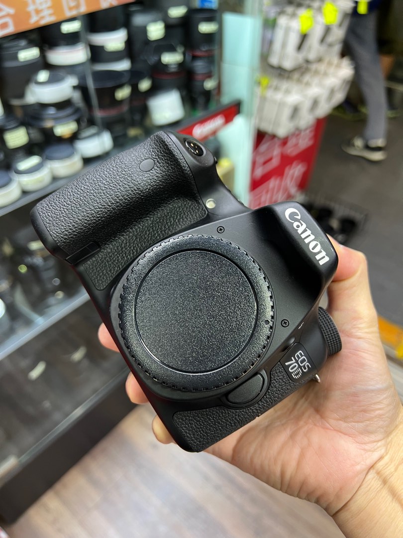 お歳暮お歳暮Canon EOS 70D☆WiFi搭載&一瞬を逃さない高速連写☆3652