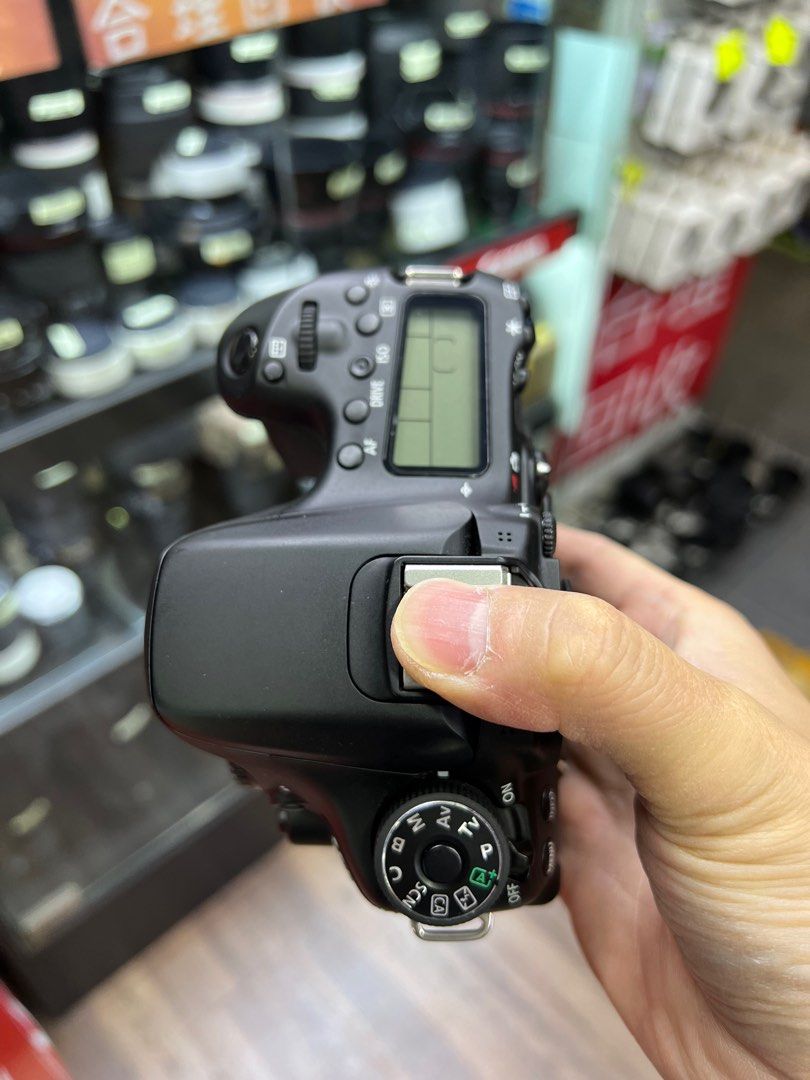 お歳暮お歳暮Canon EOS 70D☆WiFi搭載&一瞬を逃さない高速連写☆3652