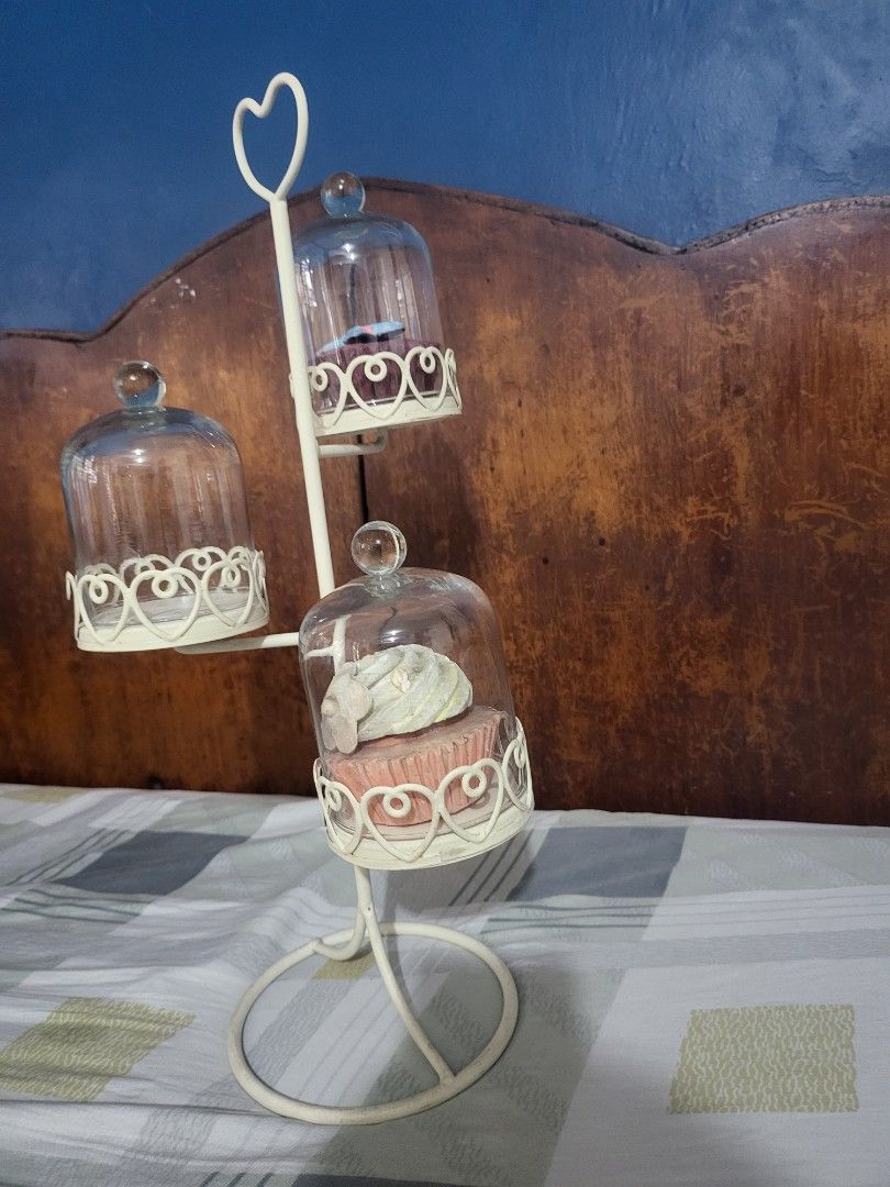 Cupcake holder (Category: Bakeware) located in Makati City. Submitted by thedeclutteringabuela (Listing ID 1234632865, Image 3). Description: cupcake holder, can hold 3 cupcakes with glass cover.