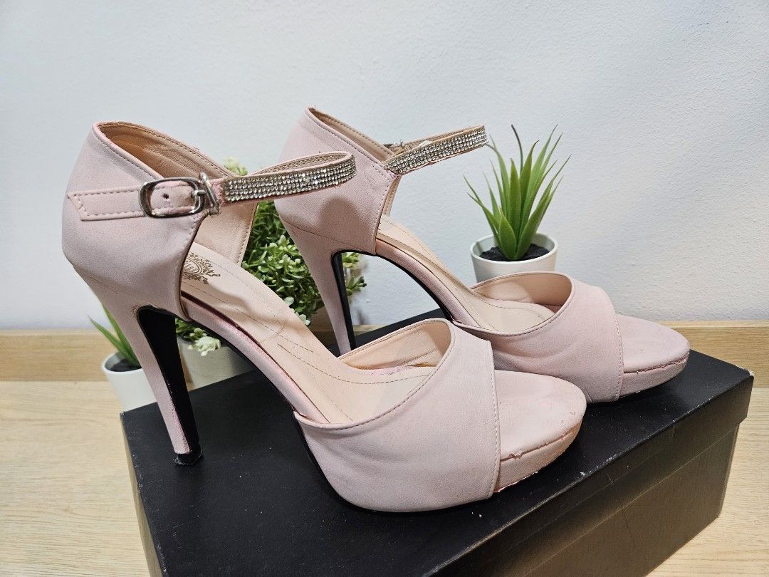 High heels in pink colour online