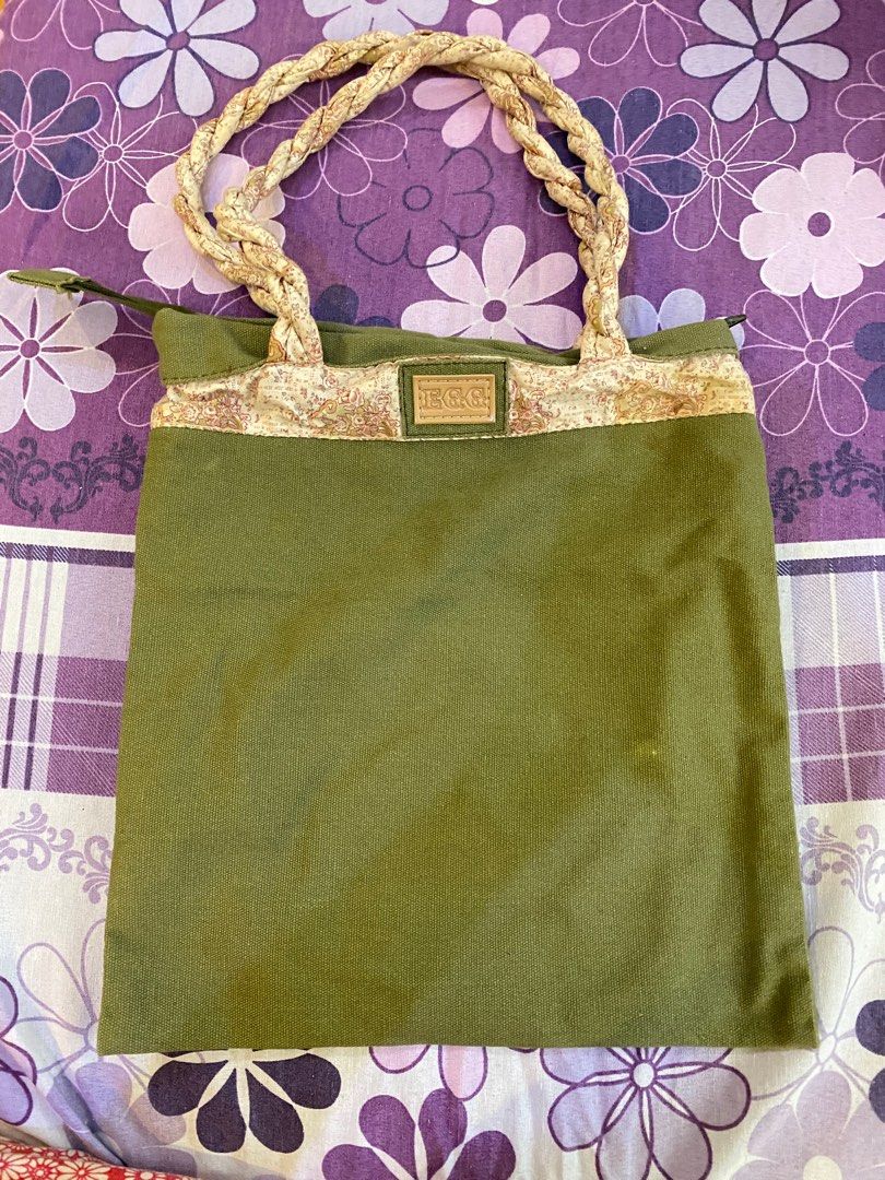 Green shoulder bag (Category: Shoulder Bags) located in Taguig. Submitted by itzyshin (Listing ID 1234639485, Image 1). Description: .