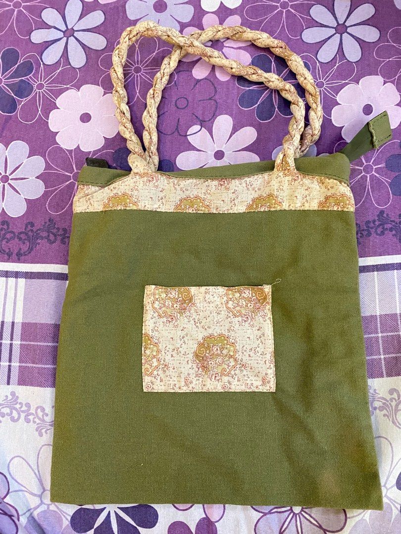 Green shoulder bag (Category: Shoulder Bags) located in Taguig. Submitted by itzyshin (Listing ID 1234639485, Image 2). Description: .