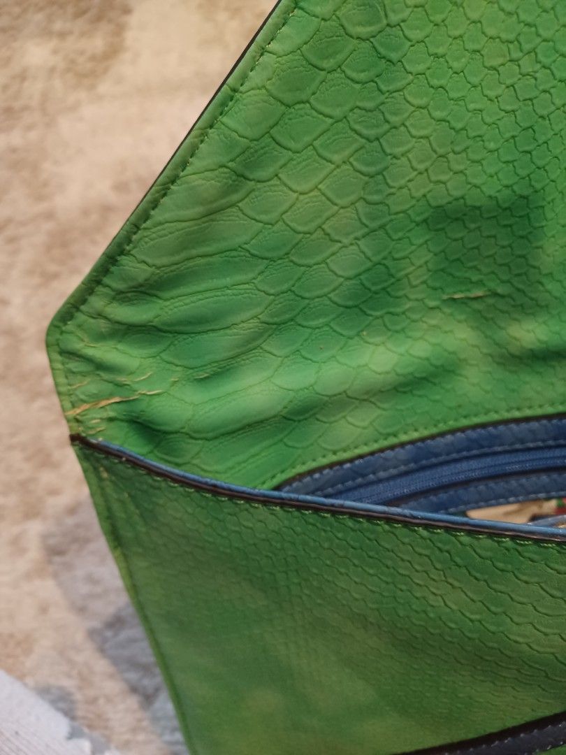 Guess clutch, Women's Fashion, Bags & Wallets, Clutches on Carousell