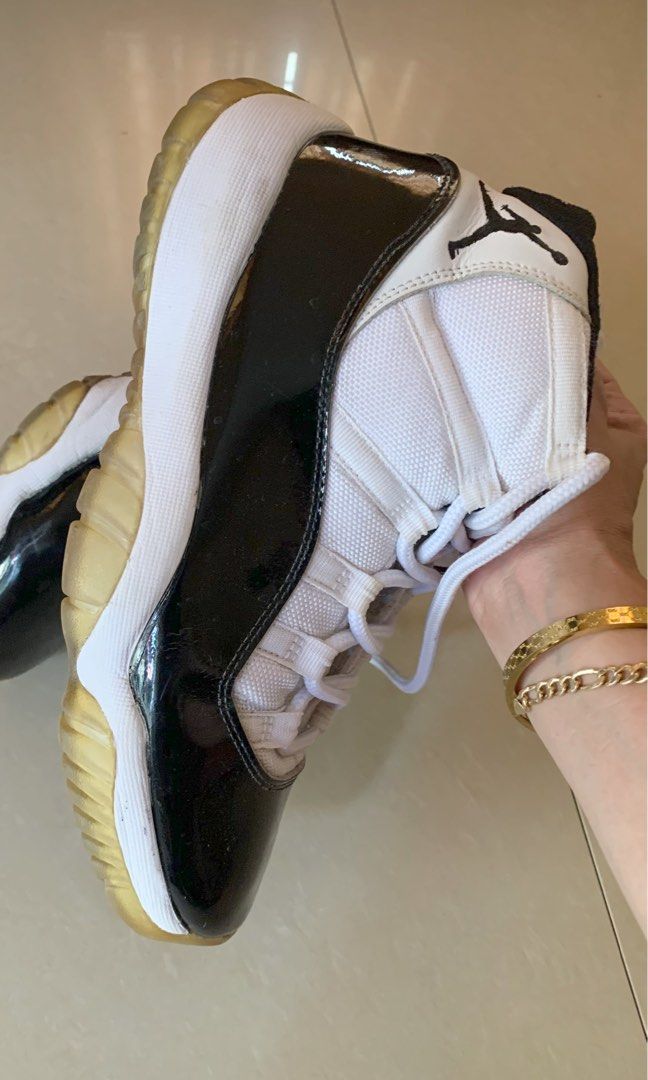 Jordan 11 hot sale concord yellowing