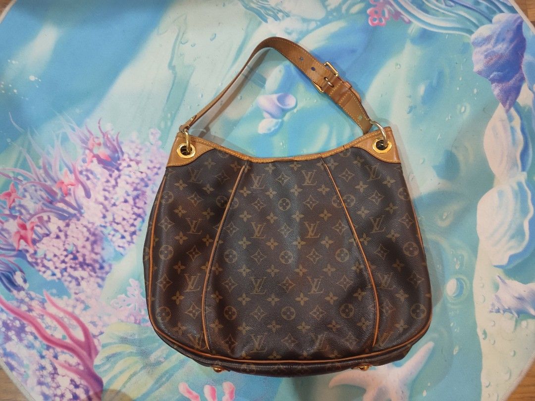 LV Galleria monogram (Category: Luxury Bags & Wallets) located in Manila. Submitted by liorah2828 (Listing ID 1234787461, Image 2). Description: Original LV Galleria Wala lang dust bag & certificate na naitapos but pwede nyo ipa legit chrck sa LV stores. Kidly see pictures for the flaws due to usage..