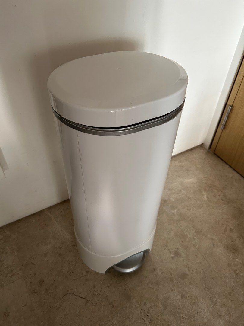 Munchkin Step Diaper Pail, Babies & Kids, Bathing & Changing, Diapers