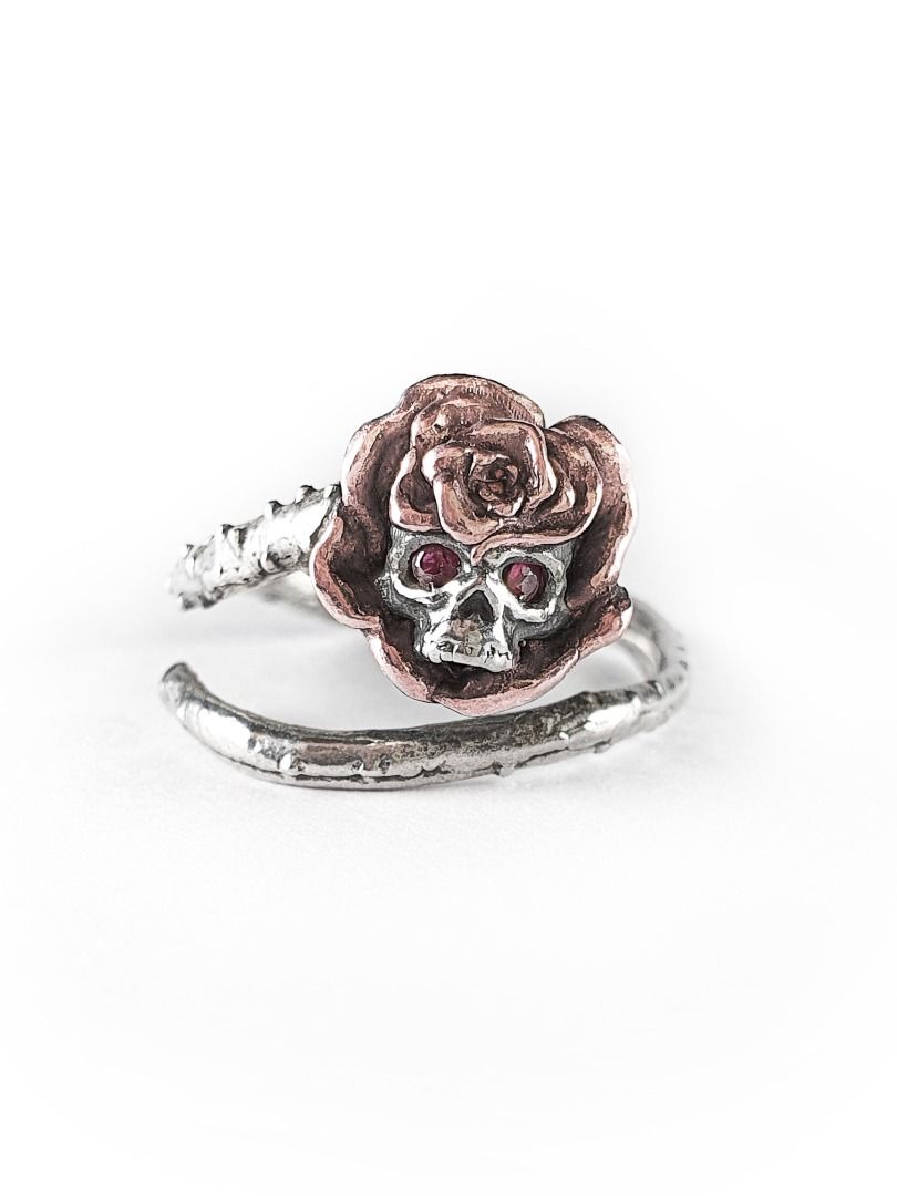 Gold skull ring with top ruby eyes