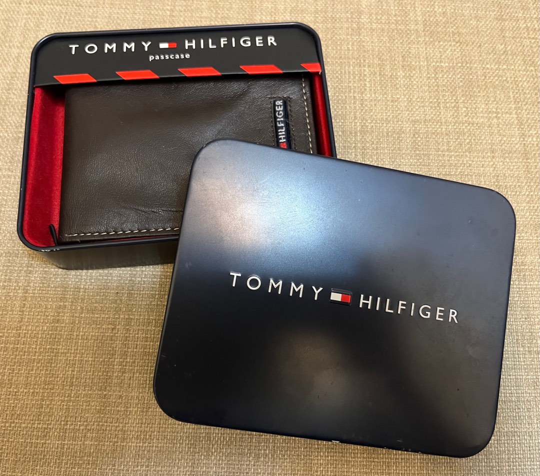 TOMMY HILFIGER PASSCASE BILLFOLD BROWN #23畢業出清 on Carousell