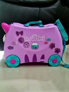 Cassie the online cat trunki