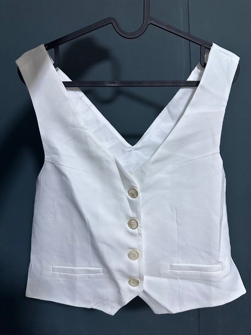 White vest top Women s Fashion Tops Sleeveless on Carousell