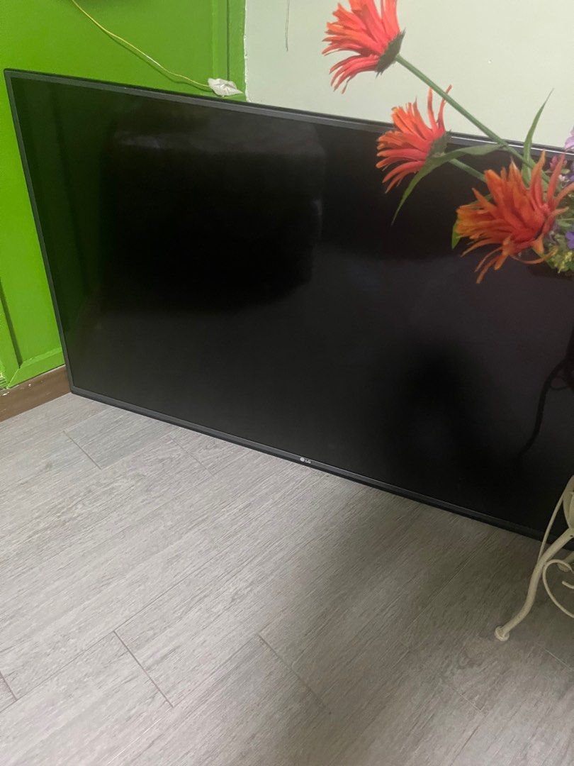 49 inch LG tv , cracked screen, TV & Home Appliances, TV