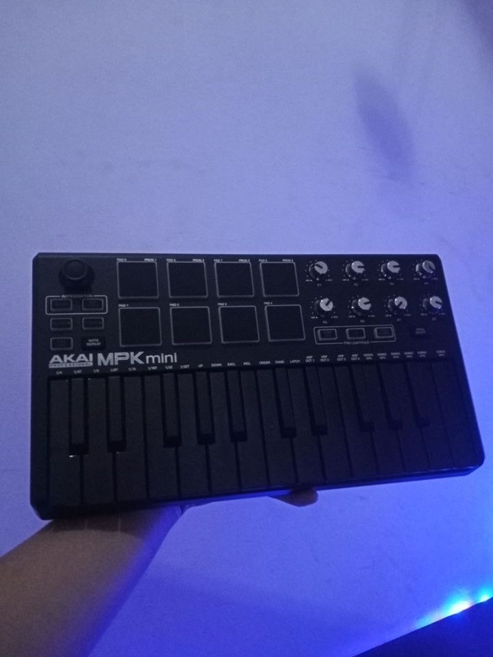 AKAI MPK MINI MIDI KEYBOARD on Carousell
