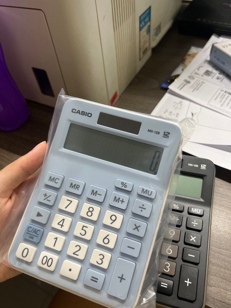 Calculator (Category: Office & Business Technology) located in Singapore. Submitted by zemoonx (Listing ID 1234901985, Image 1). Description: Brand new comes with box.