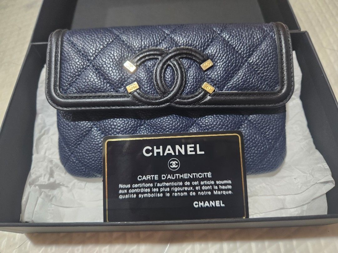 Chanel Filigree card wallet pouch, 名牌, 手袋及銀包- Carousell
