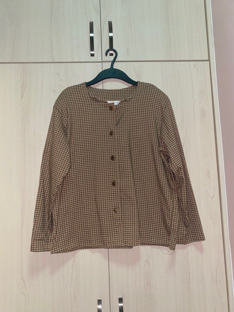 Checkered blouse (Category: Blouses) located in Kajang. Submitted by stuffy123 (Listing ID 1234919006, Image 1). Description: can ask for more pics and measurements s to m can wear.