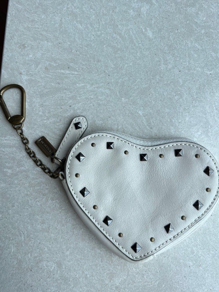 New )Coach white heart shape coin pouch ( 新淨未使用過）白色窩釘心
