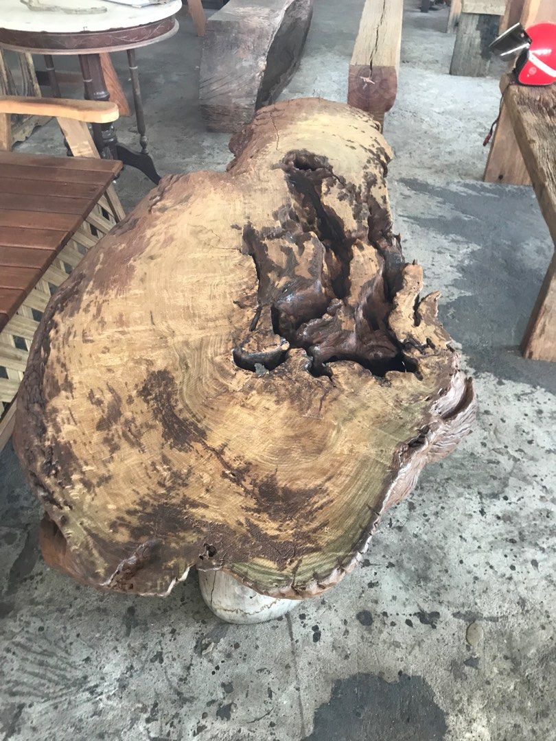 Coffee table cengal solid (Category: Other Home Furniture) located in Petaling Jaya. Submitted by syuhaimi93 (Listing ID 1234935556, Image 2). Description: Kepingan kayu cengal corak lubang semulajadi.