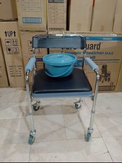 CoMMODE CHAIR WITH FOAM AND WHEELS
