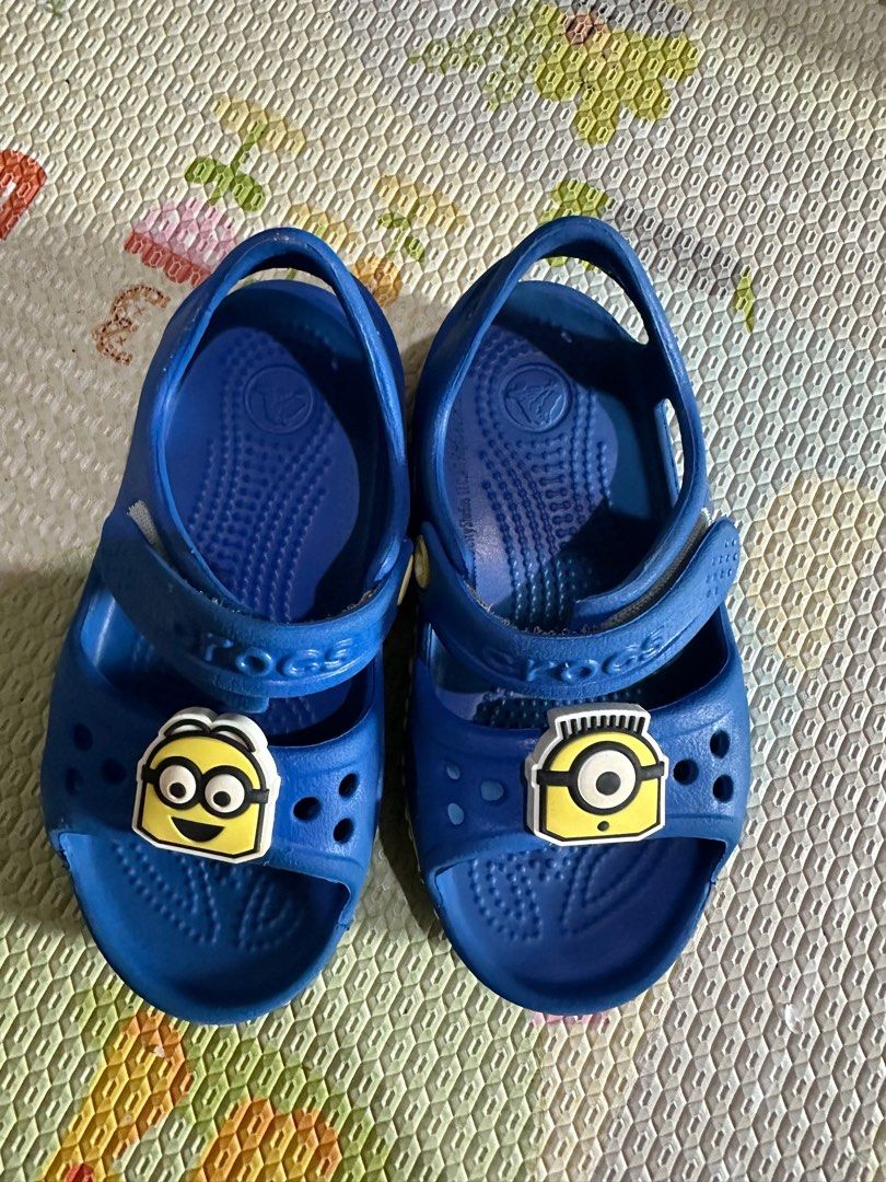 Crocs minion