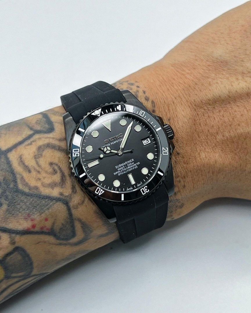 Seiko black rubber strap top