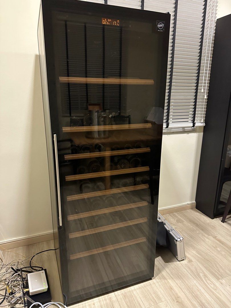 Eurocave wine fridge Vieillitheque 283V2 with 6 main du sommelier and 1