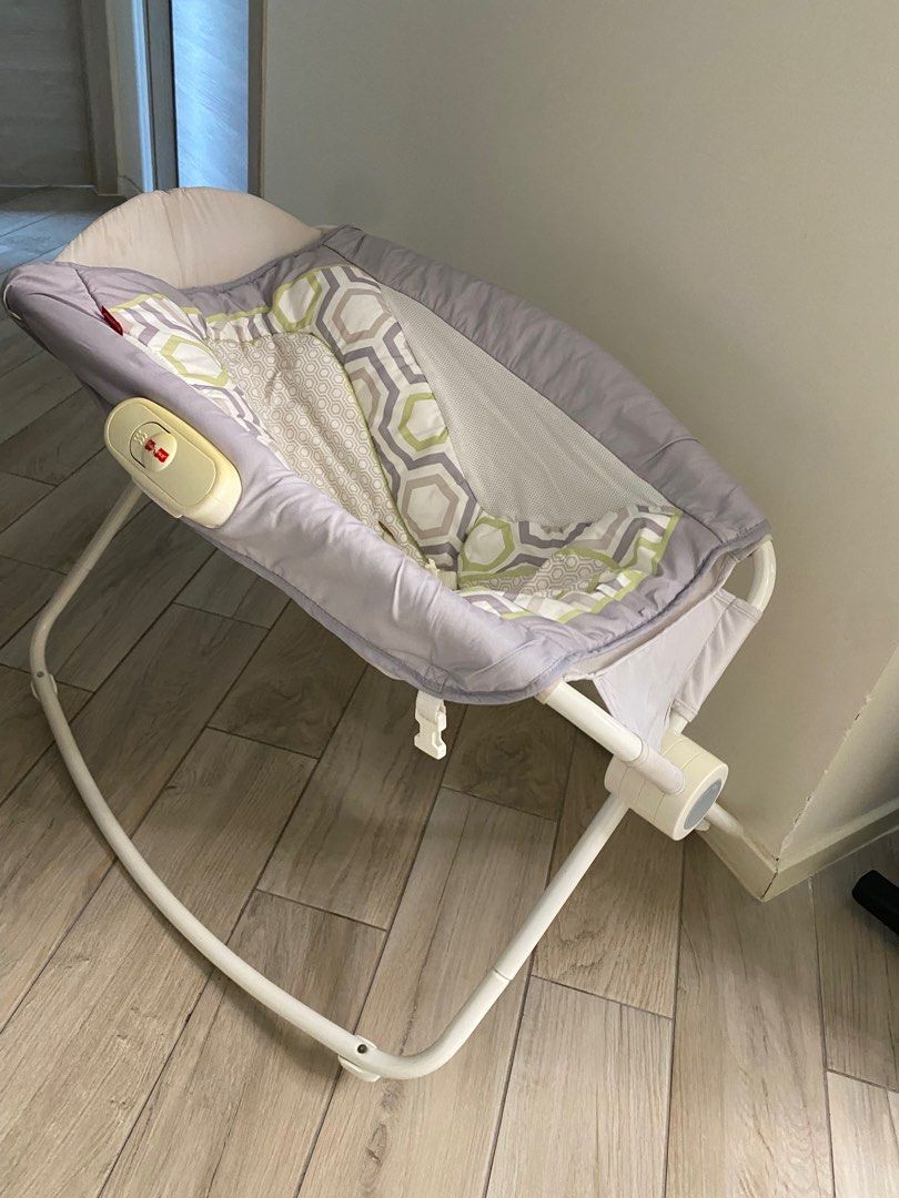 Fisher Price rocker with vibration, 兒童＆孕婦用品, 兒童傢具, 兒童傢具 嬰兒床 Carousell