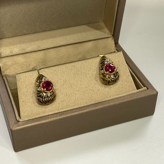 GOLDEN NIELLO KANOK CURVE EARRINGS - RED ROUND AG575, NIELLOWARE JEWELLERY, NIELLO ENAMEL SILVER, NIELLO TECHNIQUE, THAI SILVER, NIELLO METALWORK, THAI METALWORK, NIELLO SILVER, THAI SILVER, MOTIF JEWELLERY, RUBELLITE TOURMALINE, RED GEMSTONE, ROUND GEMS