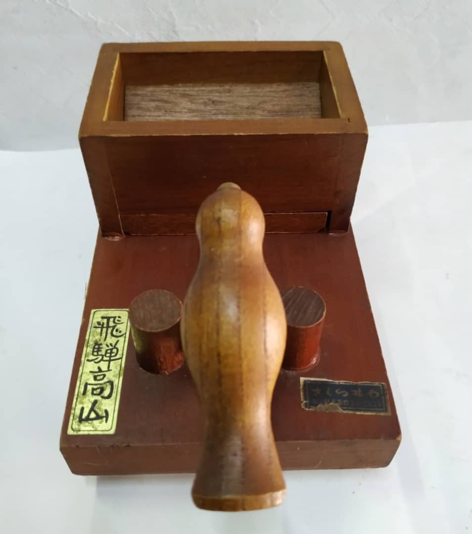 Hakone Yosegi Trick Box Karakuri TOOTHPICK DISPENSER Japan, Hobbies