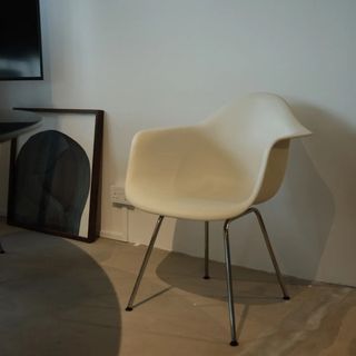 Herman Miller Eames molded plastic armchair (DAX)