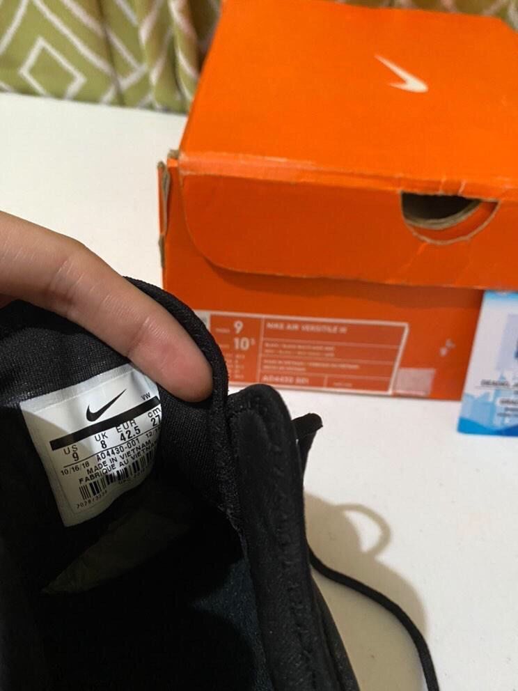 nike air versatile iii