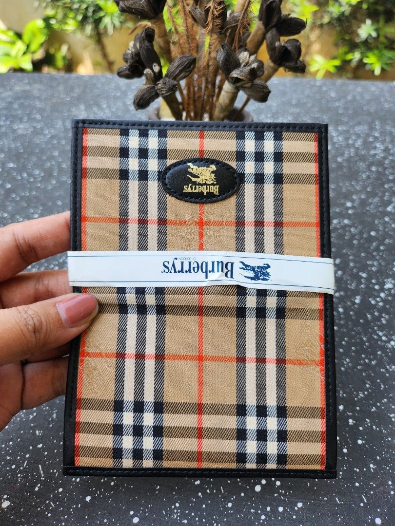 Original Burberrys Card Holder (Category: Luxury Bags & Wallets) located in Cabanatuan. Submitted by meyrasol (Listing ID 1234851731, Image 3). Description: sign of storage in the main cars slot.