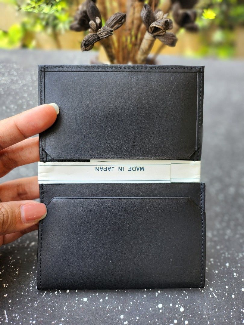 Original Burberrys Card Holder (Category: Luxury Bags & Wallets) located in Cabanatuan. Submitted by meyrasol (Listing ID 1234851731, Image 2). Description: sign of storage in the main cars slot.
