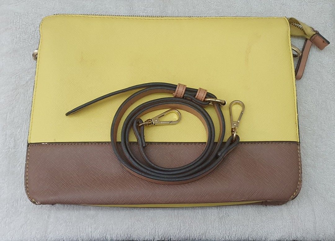 Parfois covertible crossbody bag (Category: Cross-body Bags) located in Makati City. Submitted by simpleconfidence (Listing ID 1234914069, Image 1). Description: Needs cleaning.