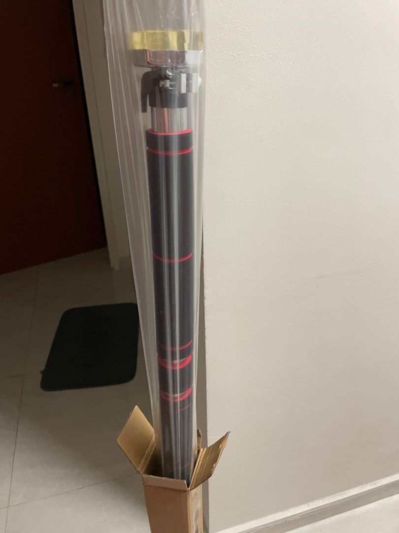 Pull up bar (Category: Other Sports Equipment and Supplies) located in Singapore. Submitted by chapalangmixture (Listing ID 1234935953, Image 2). Description: BNIB Pull-up. Extendable from 60-100cm .