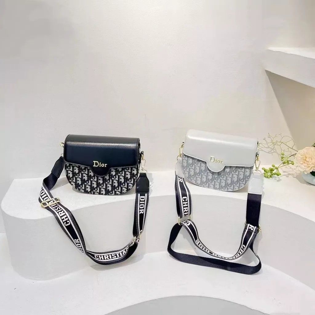 Tas Selempang Kekinian Branded, Fesyen Wanita, Tas & Dompet di Carousell